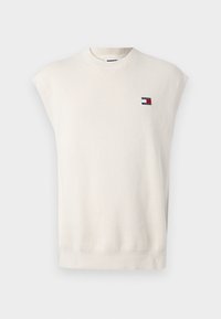 Bezrukávý bílý pletený svetr s vestičkou, s ribkovaným kulatým výstřihem a lemem, s malou obdélníkovou nášivkou loga Tommy Jeans na levé hrudi.