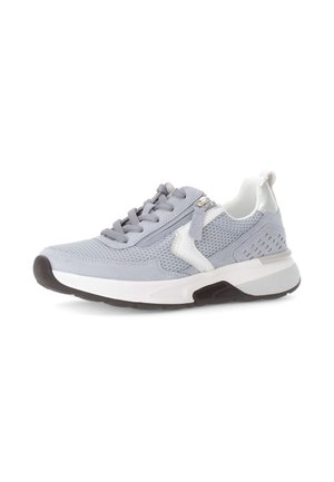 Lichtgrijze sportshoe met mesh- en suède materialen, witte accenten, rubberen zool, ronde neus, vetersluiting en een detail met een zijrits.