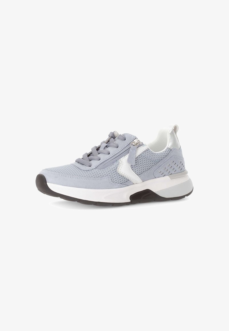 Lichtgrijze sportshoe met mesh- en suède materialen, witte accenten, rubberen zool, ronde neus, vetersluiting en een detail met een zijrits.