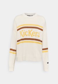 Kremowy sweter wełniany z okrągłym dekoltem, z poziomymi paskami w kolorach brązowym i żółtym, z wyraźnie widocznym logo "Kickers".