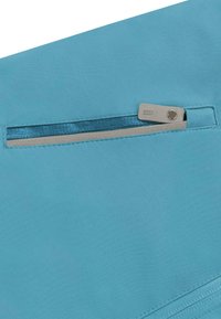 Hellblaue Reißverschlusstasche aus glattem Stoff. Mit einer kontrastierenden glänzenden blauen Innenauskleidung und einem minimalistischen grauen Reißverschlussanhänger.