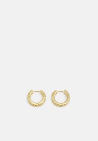 Boucles d'oreilles en or en forme de créole avec une surface texturée, dotées d'une petite fermeture à charnière. Chaque boucle d'oreille est de forme circulaire.