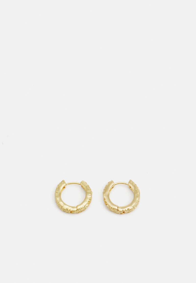 Boucles d'oreilles en or en forme de créole avec une surface texturée, dotées d'une petite fermeture à charnière. Chaque boucle d'oreille est de forme circulaire.