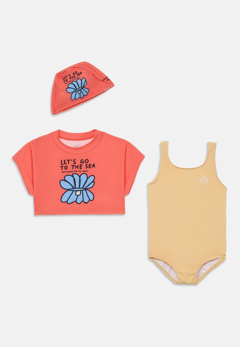 Ensemble de bain pour enfants en trois pièces : top court corail avec un motif de fleur bleue, bonnet de bain assorti corail et maillot de bain une pièce jaune.