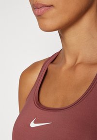 Nike Performance BRA - Vidutiniškai krūtinę prilaikanti sportinė liemenėlė - red sepia/white