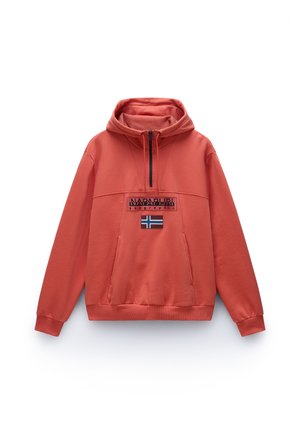 Hoodie van koraalkleurige stof met een halve rits, een voorste kangoeroezak en een logo-opdruk met de vlag van Noorwegen. Glad oppervlak.
