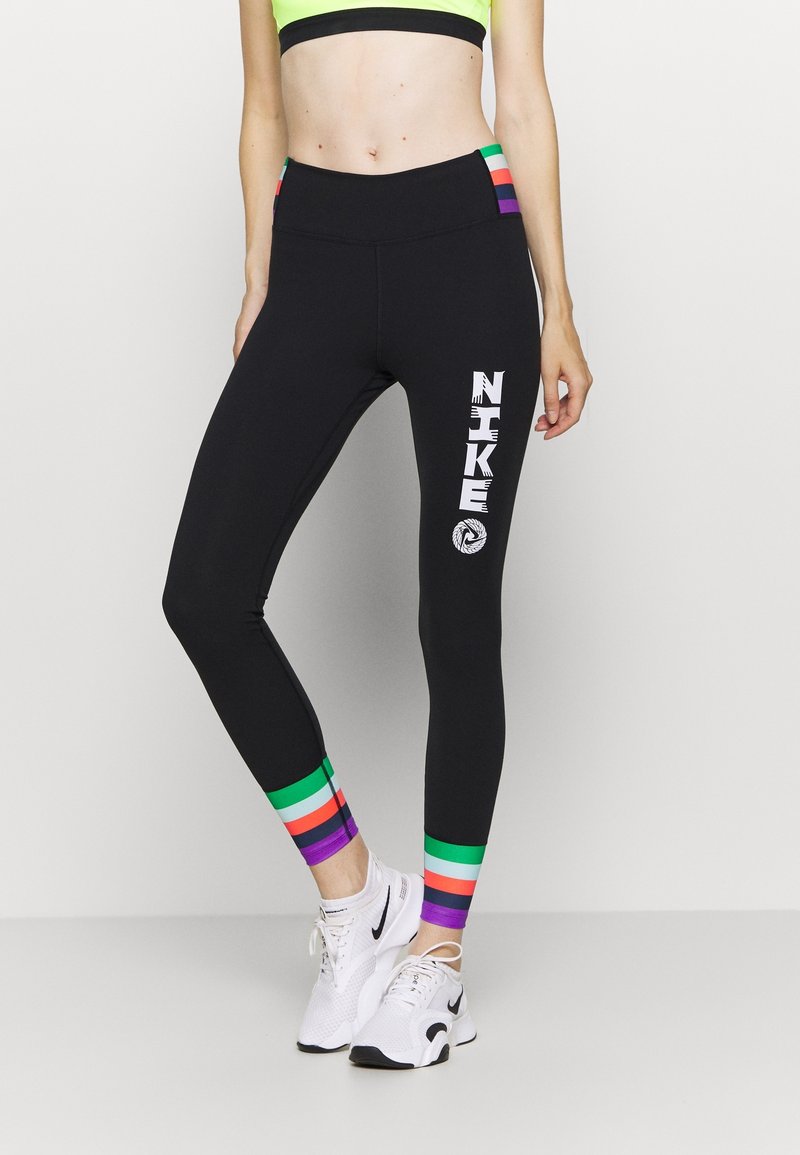 Leggings negros de Nike con un logo blanco y un gráfico circular; presenta rayas horizontales coloridas en el tobillo en verde, rojo, púrpura y azul.