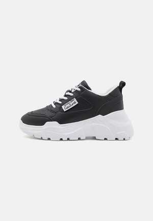Trainers - black