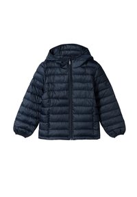 Giacca puffer blu navy con cappuccio, chiusura frontale con cerniera, polsini elasticizzati e texture trapuntata. Leggera e imbottita per il calore.