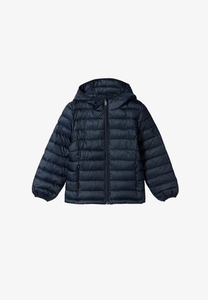 Giacca puffer blu navy con cappuccio, chiusura frontale con cerniera, polsini elasticizzati e texture trapuntata. Leggera e imbottita per il calore.