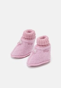 Rosa babystövlar med ett mjukt filtmaterial, ribbad stickad mudd och en knappdetalj på sidan. Har en spetsig tådesign.