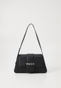 Sort læderhåndtaske med et struktureret design, der har en klaplukning, sølv "HUGO"-logo og en justerbar rem.