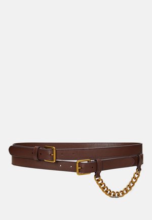 Double ceinture en cuir marron avec boucles dorées et une grosse chaîne décorative dorée attachée à une extrémité.