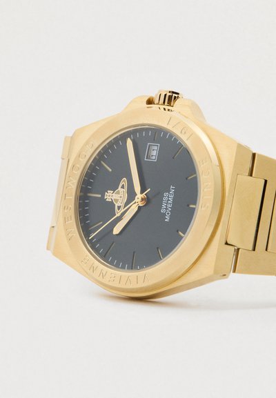 Relógio de pulso em tom dourado com caixa octagonal, mostrador preto e marcadores horários dourados. Inclui visor de data e bracelete metálico dourado.