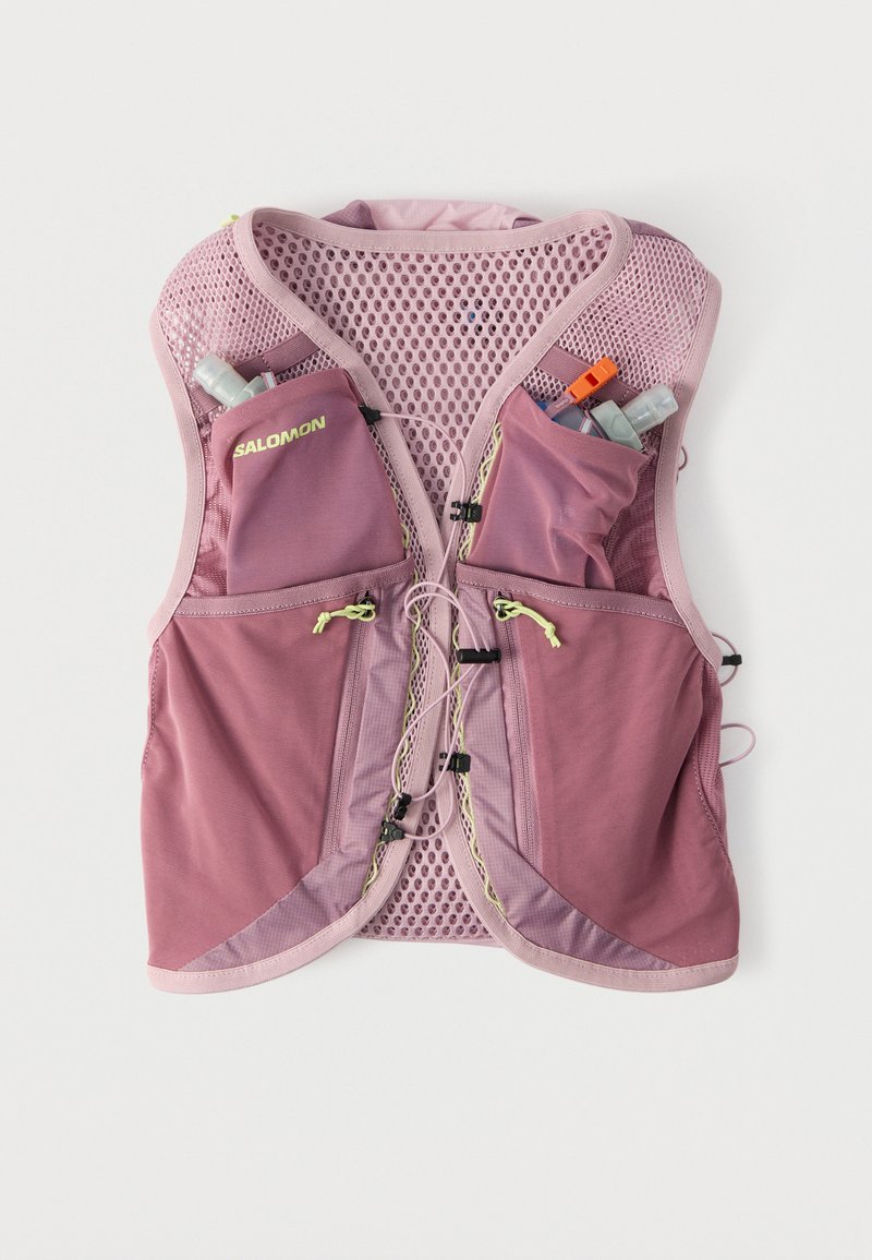 Chaleco de running Salomon de color lila claro con tela de malla, cremallera frontal, múltiples bolsillos y dos botellas blandas con tubos en los bolsillos de los hombros.