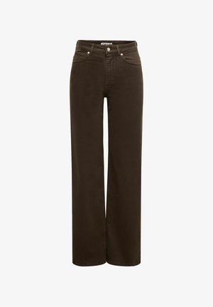 Sötétbarna, magas derekú, egyenes szárú farmernadrág, elöl gombbal és cipzárral záródik, öt zsebbel, fehér háttéren.