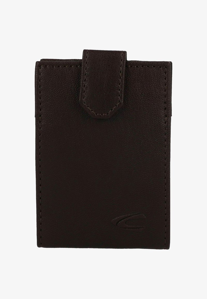 Bruin leren kaarthouder met een plat ontwerp, voorzien van een klep-sluiting, subtiele stiksels en een reliëflogo-detail aan één kant.