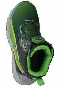 Zapatilla de senderismo en verde y gris con textura en la tela, sistema de lazado BOA y forro de malla. Presenta una franja amarilla y suela de goma.