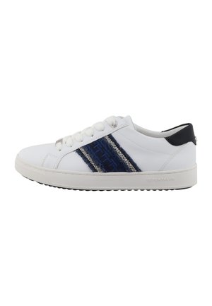 Zapatilla blanca con una franja azul y de diseño estampado en el lateral, diseño con cordones, material de cuero liso y detalles negros en el talón.
