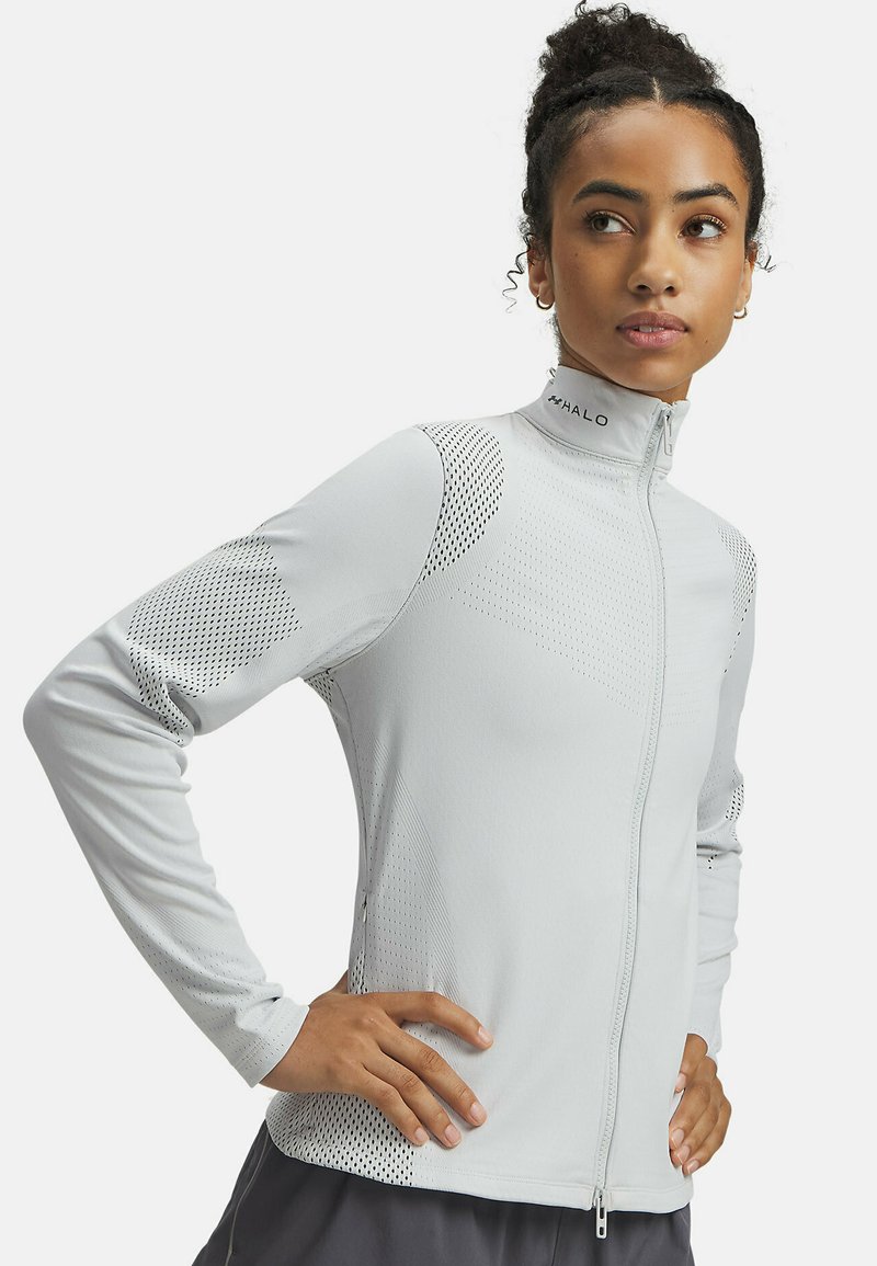 Hellgraue Sportjacke mit hohem Kragen, durchgehendem Reißverschluss, feuchtigkeitsableitendem Material und Netzakzenten an den Schultern für Atmungsaktivität.
