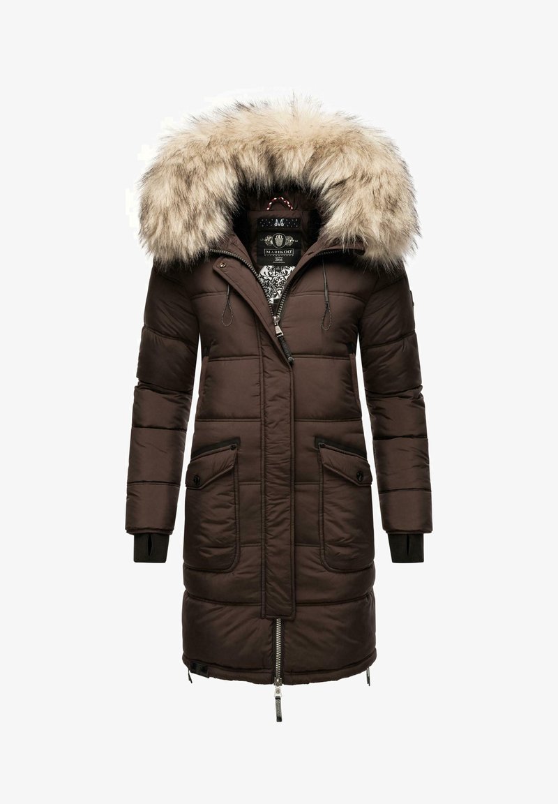 Brun pufjakke med hætte foret med pels, lynlås foran, to frontlommer og ribbet manchetter. Vatteret tekstur over hele stoffet.