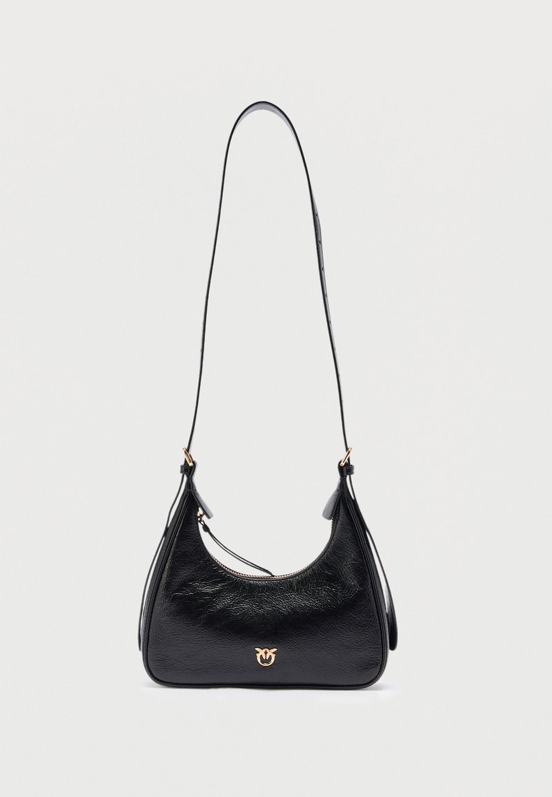 Μαύρη δερμάτινη τσάντα ώμου με μακριά λουρί, χρυσό λογότυπο στο μπροστινό μέρος και κλείσιμο με φερμουάρ.