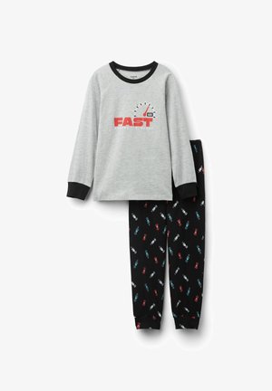 Haut à manches longues gris pour enfants avec le mot "FAST" et un motif de compteur de vitesse, et pantalon noir avec des motifs de voitures de course rouges, bleues et blanches.