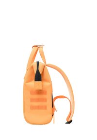 Orange Nylon-Rucksack mit strukturiertem Design, ausgestattet mit einem Reißverschluss, verstellbarem Tragegurt und drei horizontalen Klettverschlussstreifen an der Vorderseite.