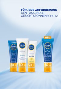 Vier Tuben NIVEA SUN Gesichts Sonnenschutz in weißer und blauer Verpackung. Enthält SPF 30 und 50, mit Etiketten für Sensitiv, Anti-Aging und Alpin.