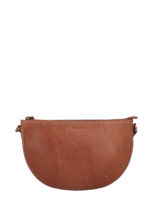Hnědá polokulatá kožená kabelka přes rameno se zipem a jemným embosovaným logem značky uprostřed.