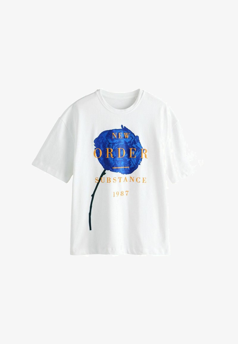 T-shirt blanc à manches courtes avec une grande fleur bleue et un texte orange indiquant "NEW ORDER SUBSTANCE 1987" sur le devant.