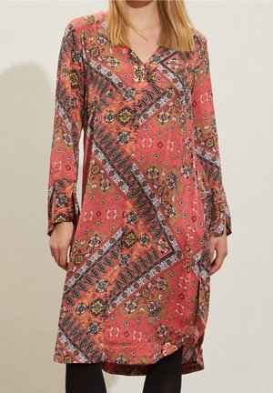 Rot gemustertes Kleid mit langen Ärmeln, das florale und geometrische Designs aufweist. V-Ausschnitt und lockere Passform, aus leichtem Stoff gefertigt.