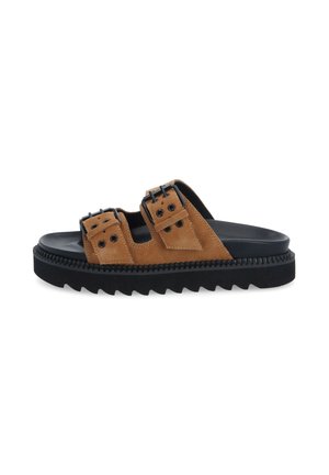 Sandalia de ante marrón con dos hebillas negras ajustables y suela gruesa negra con relieves, vista lateral sobre fondo blanco.