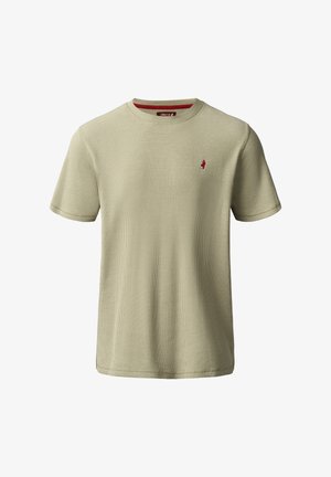 Lys beige kortærmet waffle-strikket T-shirt med rund halsudskæring og lille rød broderet logo på venstre bryst.
