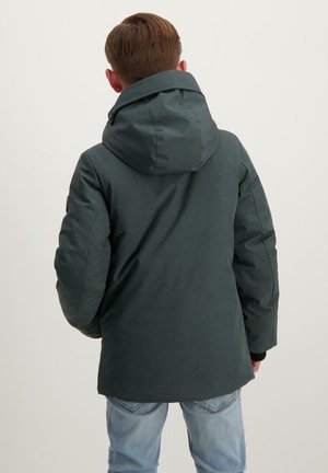 Donker groene pufferjack met een capuchon en elastische manchetten, voorzien van een gladde textuur en een relaxte pasvorm, gedragen over lichtblauwe jeans.