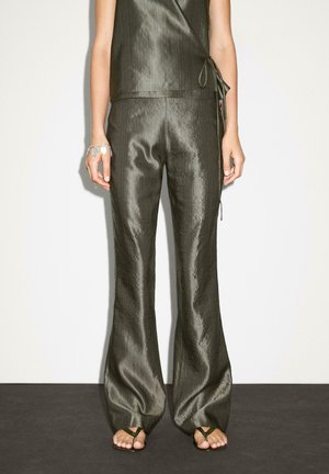 Massimo Dutti MID-RISE FLARED - Stoffhose - dark green