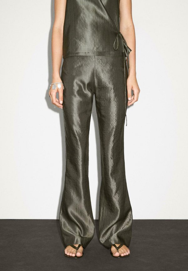 MID-RISE FLARED - Trousers