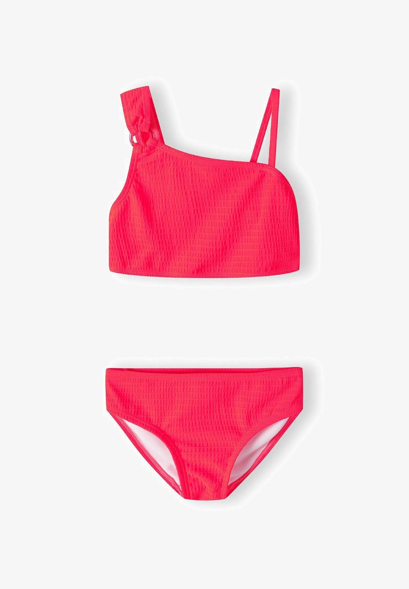 Kaksiosainen uimapuku kirkkaan vaaleanpunaisena, jossa on teksturoitu yläosa yhdellä hihnalla ja sopivat alaosa. Yksinkertainen muotoilu, jossa on kontrastivärinen sisävuori.