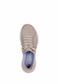 Zapatilla slip-on de color rosa claro con parte superior de malla transpirable, punta redondeada, cordones planos y plantilla acolchada con el logo "Skechers Slip-ins".