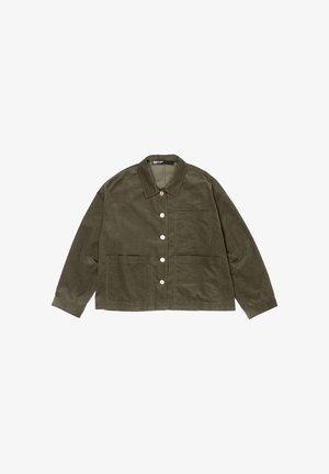 Kurtka z zielonego oliwkowego sztruksu z zapinanym na guziki przodem, szerokim kołnierzem, dwoma dużymi przednimi kieszeniami i długimi rękawami. Widoczna jest faktura tkaniny.