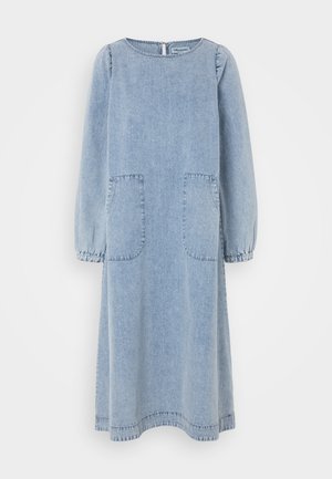 Abito in denim azzurro chiaro con maniche lunghe a sbuffo, scollatura rotonda e due tasche frontali. Presenta una vestibilità rilassata e dettagli di cucitura.