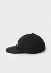 Casquette de baseball noire en coton, avec une visière courbée, une sangle ajustable et un logo brodé à l'avant. Texture lisse.