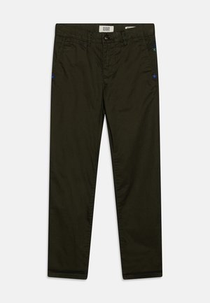 Pantalon droit couleur olive avec poches avant, passants pour ceinture, fermeture par bouton, et petits détails brodés bleus et verts près de la taille.