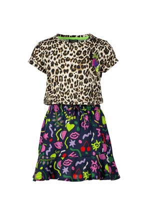 Top leopard con maniche corte e scollo verde, abbinato a una gonna blu navy con frutti colorati e motivi astratti.
