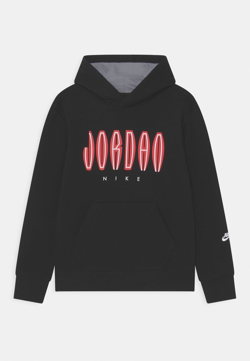 Felpa nera con cappuccio dotata di tasca a marsupio frontale, testo "JORDAN" contornato di rosso, piccolo "NIKE" bianco sotto, e logo bianco sulla manica sinistra.