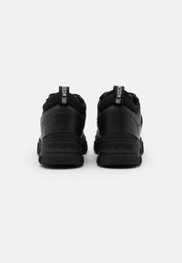 Svarta sneakers med överdel i mesh och syntetmaterial, rund tå, texturerade sålar och hälflikar med "LOVE MOSCHINO"-logotyp.