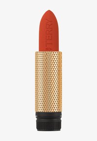 Rossetto rosso opaco, racchiuso in un astuccio dorato testurizzato con un motivo a diamante e una base nera per una presa migliore.