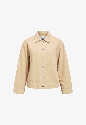 Beežist puuvillane jakk, millel on nööpidega esikülg, kaks esitaskut ja kraega vuntsid. Omadused hõlmavad lahtist istuvust ja pikki varrukaid.