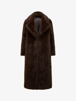 Palton din blană sintetică de culoare maro, de lungime până la genunchi, cu o guler lat și mâneci lungi. Textură moale, interior complet căptușit, fără închizători sau embellishementuri vizibile.