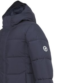 Giubbotto puffer blu navy con cappuccio, texture trapuntata e patch con logo sulla manica sinistra. Realizzato in materiale impermeabile.